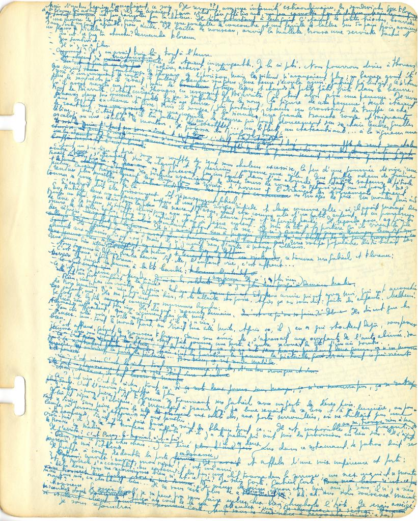 La fine écriture serrée de l’écrivaine Irène Némirovsky traduit la situation de détresse dans laquelle elle se trouve quand elle rédige son ultime roman, Suite française, pendant la Seconde Guerre mondiale. Il ne paraîtra qu’en 2004, 62 ans après sa mort à Auschwitz.