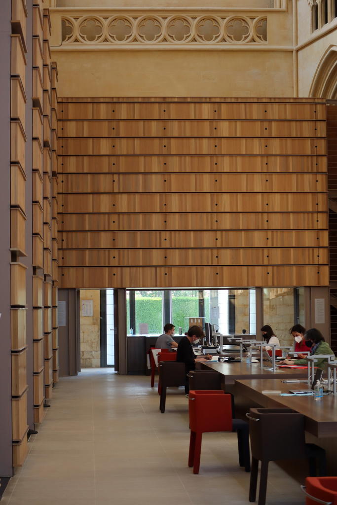 Mariage réussi de l’architecture patrimoniale et de l’esthétique contemporaine, la salle de lecture offre un espace de travail résolument moderne.