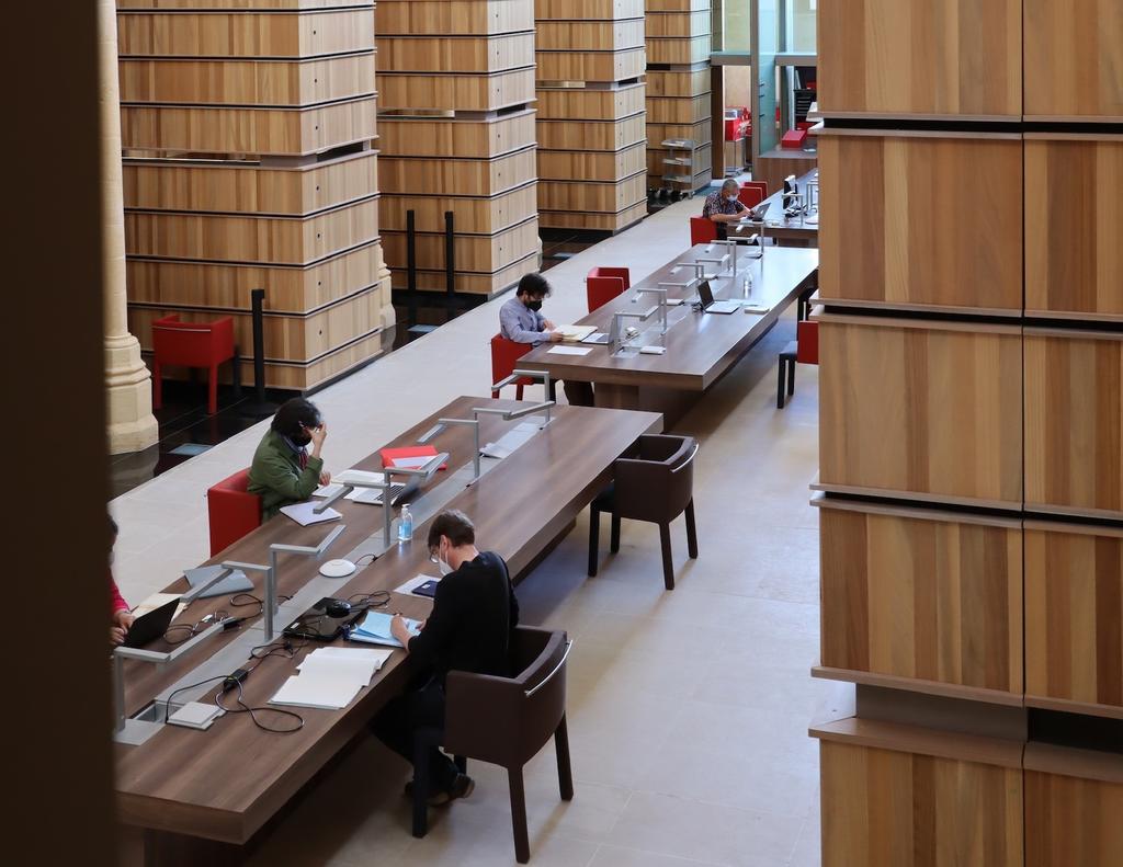 La salle de lecture construite à l’intérieur de l’église invite le design dans l’architecture gothique.