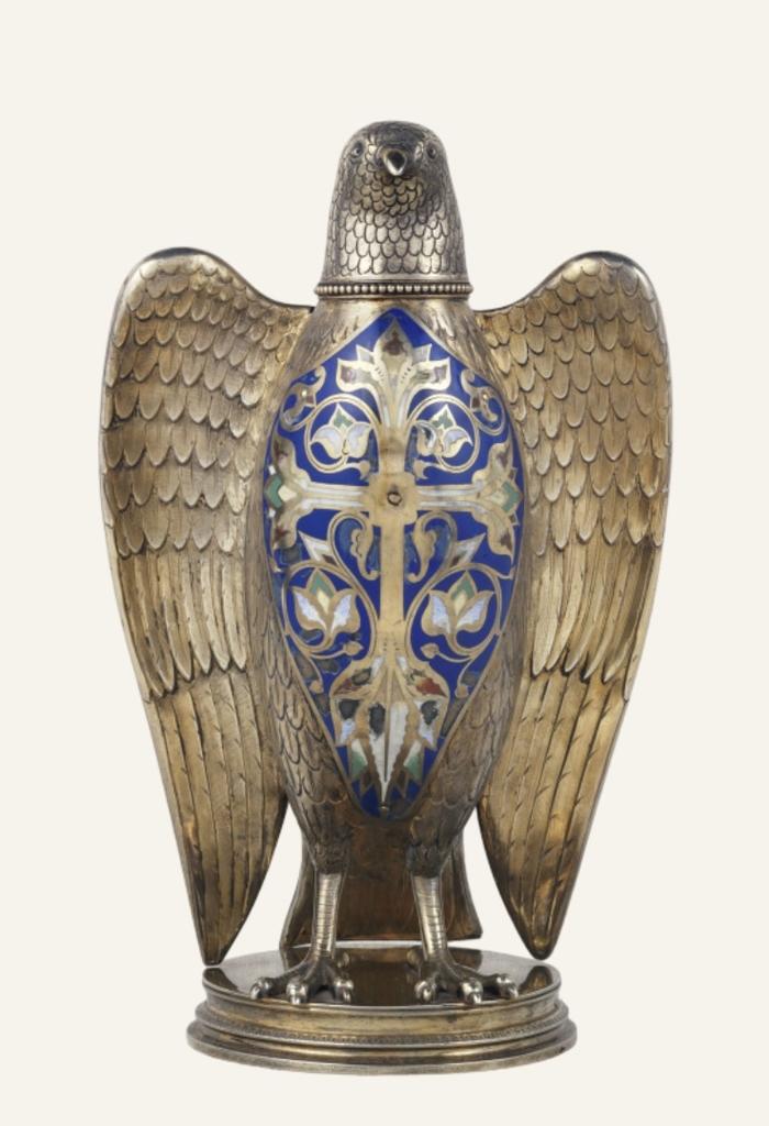 Jean Alexandre Chertier (1825-1890), d’après Eugène Emmanuel Viollet-le-Duc, chrémier en forme de colombe, 1866. Argent doré, émail champlevé, 27,8 x 17,8 x 15 cm. Paris, Trésor de Notre-Dame.