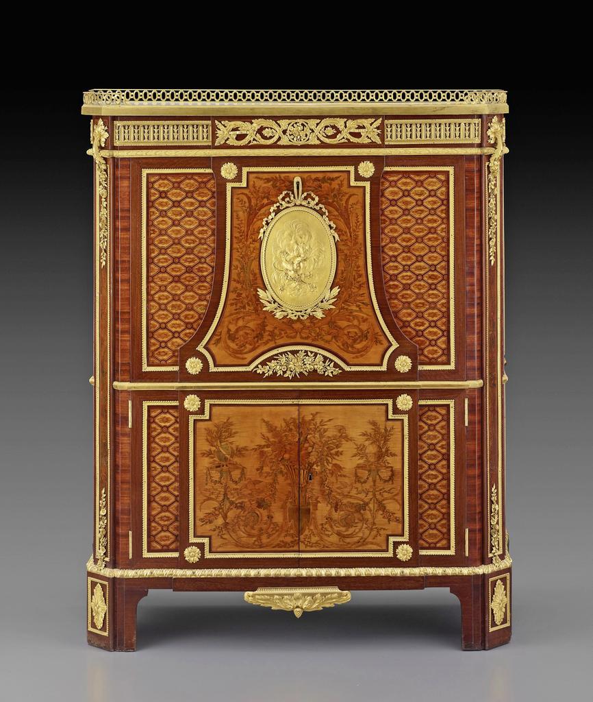 Jean-Henri Riesener (1734-1806), secrétaire, entre 1780 et 1790. Placage de chêne et de bois divers, bronze doré, cuir et marbre, 143,2 x 115,6 x 43,8 cm. 
