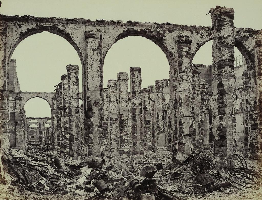 Jean-Jules Andrieu, Désastres de la guerre : les Tuileries, façade principale. Épreuve sur papier albumné, 29,5 x 37,6 cm. Paris, École nationale supérieure des beaux-arts (ENSBA).