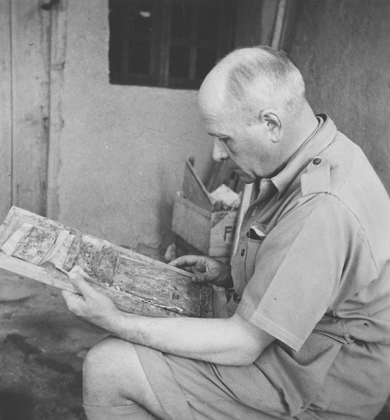 Joseph Hackin admirant une plaque d’ivoire découverte dans le « trésor de Begram ». Paris, MNAAG.
