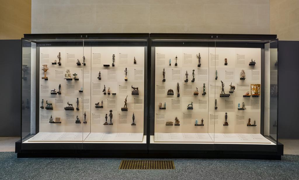 Le dictionnaire des dieux, vitrine présentée depuis la rénovation menée par Vincent Rondot et son équipe en 2021 au département des Antiquités égyptiennes du musée du Louvre. 