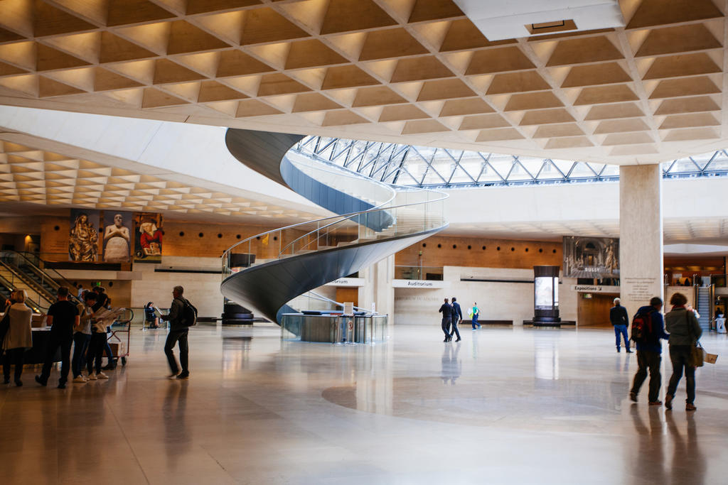 Le hall Napoléon est l’actuel espace d’accueil du musée du Louvre, situé sous la pyramide inaugurée en 1989. Il sera désengorgé grâce à la création de la seconde entrée, côté Colonnade. 