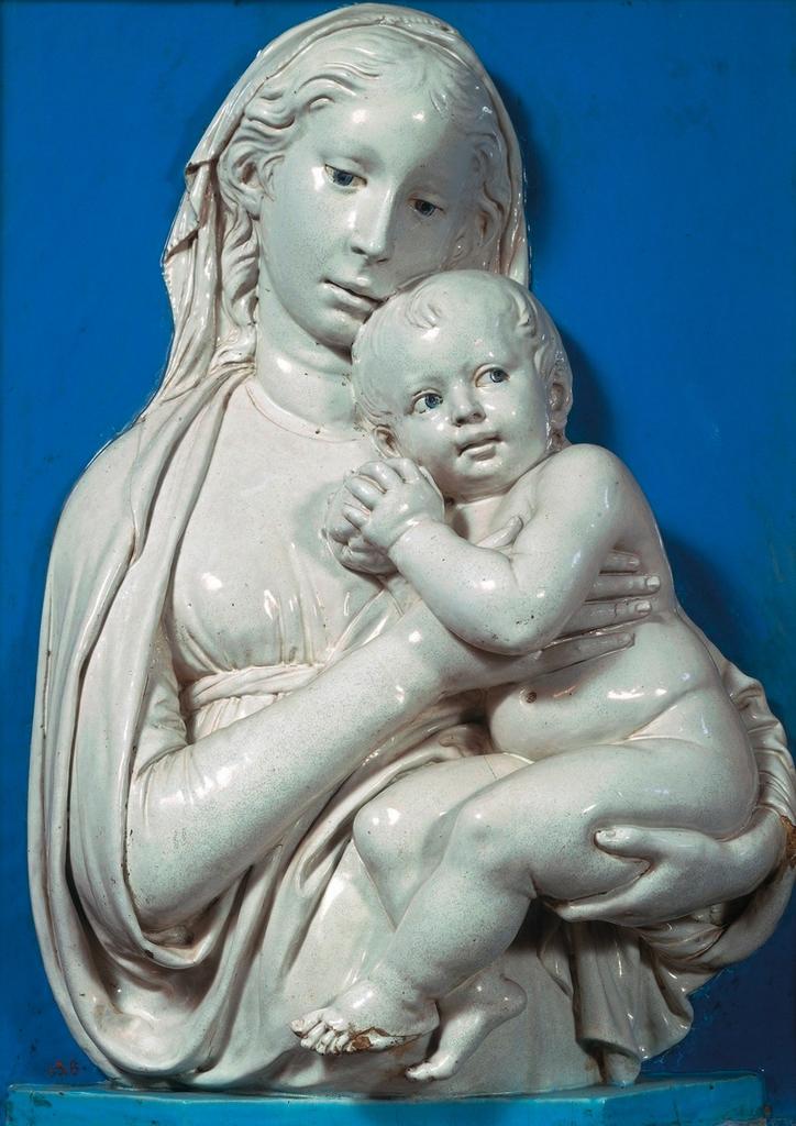 Luca della Robbia, Vierge à l’Enfant, dite Madone à la pomme, vers 1440-1445. Terre cuite émaillée, 67 x 51 cm. Florence, Museo Nazionale del Bargello.