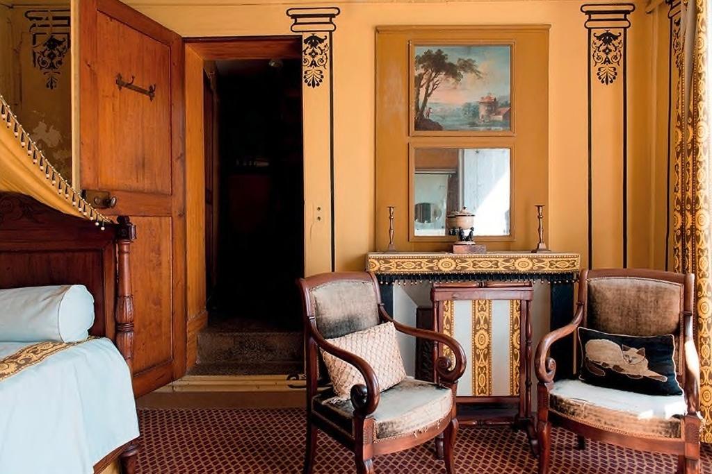 Le décor de la maison de Maurice Ravel révèle bien des trésors.