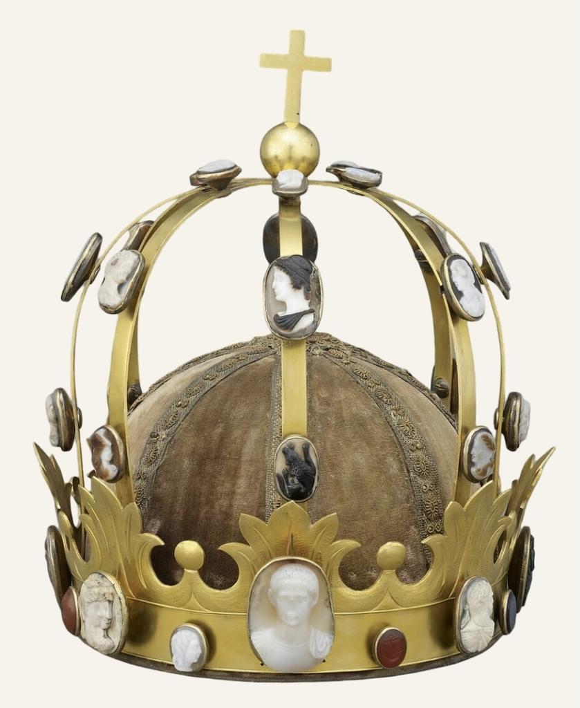 Martin-Guillaume Biennais (1764-1843), couronne dite « de Charlemagne », Paris, 1804. Laiton doré, camées, velours, H. 25 cm ; D. 18,5 cm. Paris, musée du Louvre.