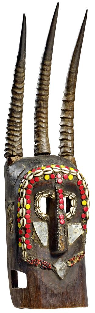 Masque anthropo-zoomorphe. Bois de gangu, cauris, graines, éclats de miroir, verroterie européenne, enduit de beurre de karité, Mali, 1926. 