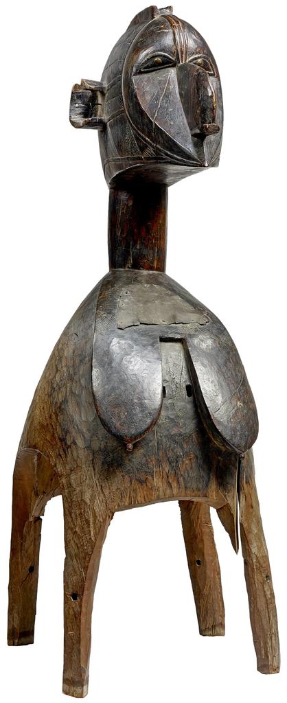 Masque d’épaule féminin. Bois avec costume en fibres, Guinée, Baga, entre 1850 et 1902. 