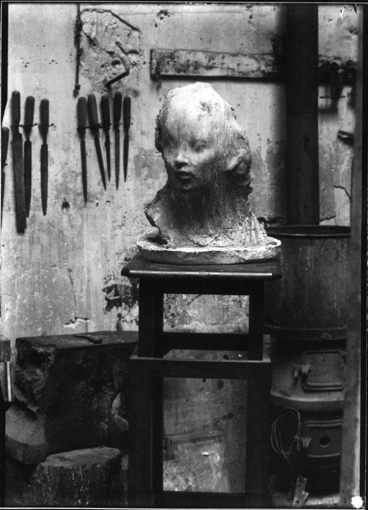 Medardo Rosso (1858-1928), Ecce Puer dans l’atelier du boulevard des Batignolles, Paris. Photographie, 17,9 x 13 cm. Collection privée. 