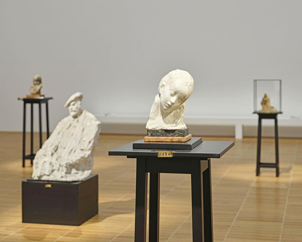 Medardo Rosso (1858-1928), Enfant au soleil, 1891-1892. Plâtre, 35 x 21 x 19 cm. Barzio, musée Medardo Rosso.