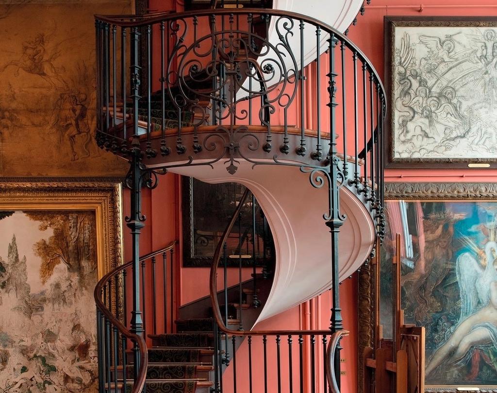 Au deuxième étage du musée Gustave Moreau (Paris, IXᵉ arrondissement), un élégant escalier en spirale mène à l'atelier de l'artiste.
