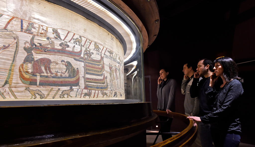 La présentation actuelle de la Tapisserie de Bayeux, dans le musée qui lui est consacré et qui fermera ses portes pour travaux le 1er septembre 2025.