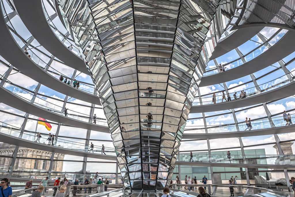 Le dôme du Reichstag, conçu par Foster + Partners et inauguré en 1998. 