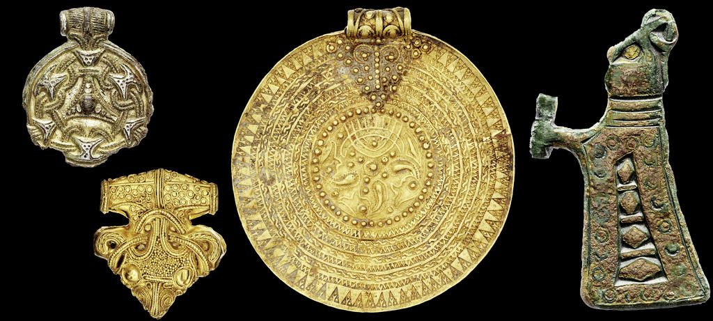 Objets scandinaves en or et en bronze, IXᵉ-XIIᵉ siècles. De gauche à droite : pendentif en bronze doré décoré d'ornements géométriques (découvert à Stora Ryk), pendentif en or orné de filigranes dont la partie inférieure représente un oiseau de proie avec bec fort (découvert à Sigtuna), bractéate en or ornée d’un motif anthropomorphe (découverte dans la paroisse de Bäl), pendentif Valkyrie (?) avec une figure féminine de profil tenant une coupe (découvert à Oland). Stockholm, musée d’Histoire. 