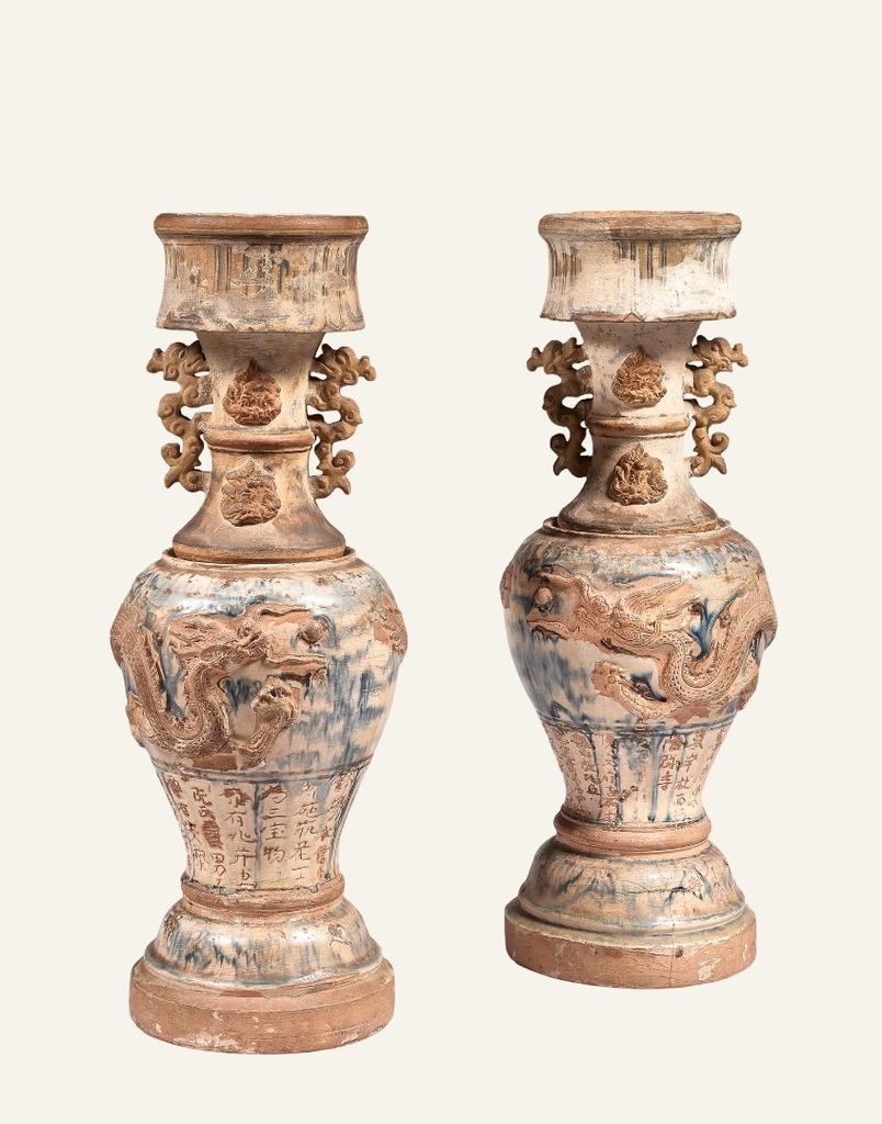 Vietnam, dynastie des Lê, XVIᵉ-XVIIᵉ siècle. Paire de vases d’autel porte-flambeaux en grès porcelaineux beige de forme balustre, H. 58 cm. Vente Paris Drouot, Thierry de Maigret, 13 juin 2025. Expert : Vincent L’Herrou. Estimé : 3 000/5 000 €. Adjugé : 35 100 € (frais inclus).