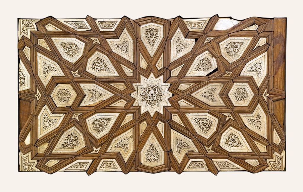 Panneau de cénotaphe. Égypte, fin du XIIIe ou début du XIVe siècle. Bois, ivoire, décor assemblé et sculpté. L. 84,5 cm, H. 54 cm, ép. 5 cm. Paris, musée du Louvre. 