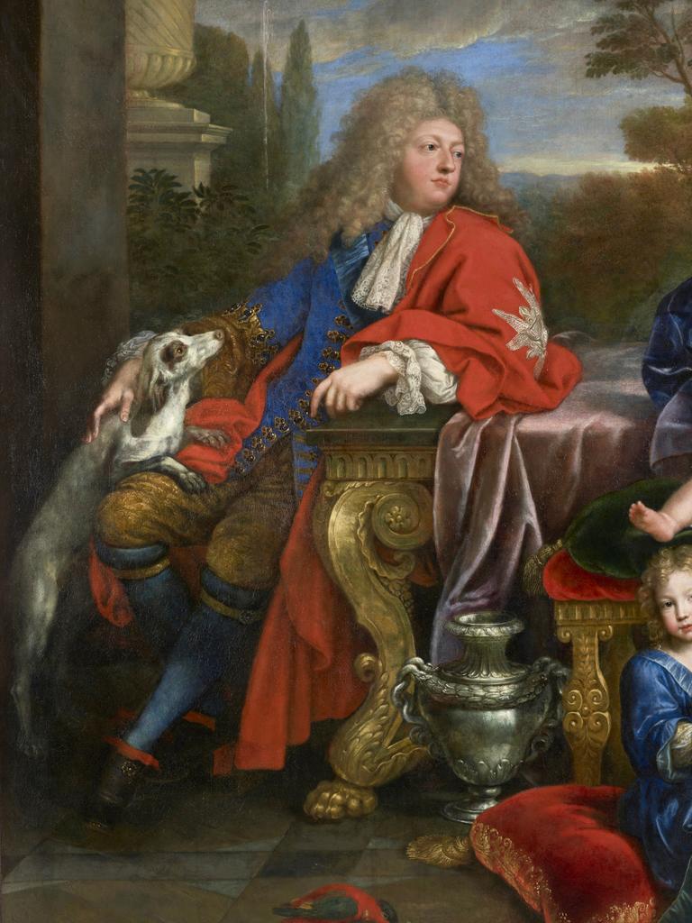 On devine autour de la tête du Grand Dauphin la découpe de la toile sur laquelle elle a été peinte avant d’être incrustée dans la composition. 