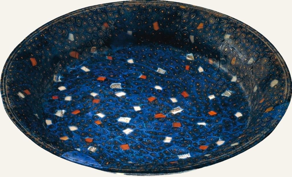 Plat en millefiori, 225-200 avant notre ère. Découvert à Canosa di Pugli, au sud de l’Italie actuelle. D. 29,90 cm. 