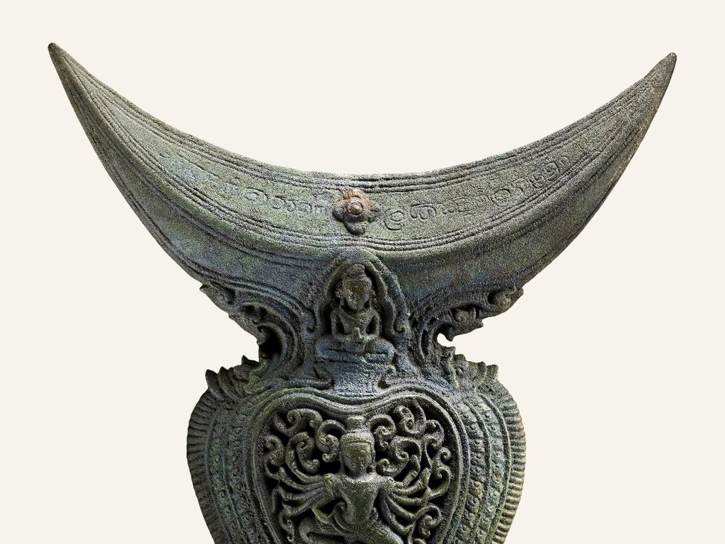 Poignée de miroir rituel. Art khmer, époque angkorienne, début du XIIIe siècle, Vat Phu, province de Champassak, Laos. Bronze, H. 24,5 cm. Paris, musée national des arts asiatiques – Guimet. 