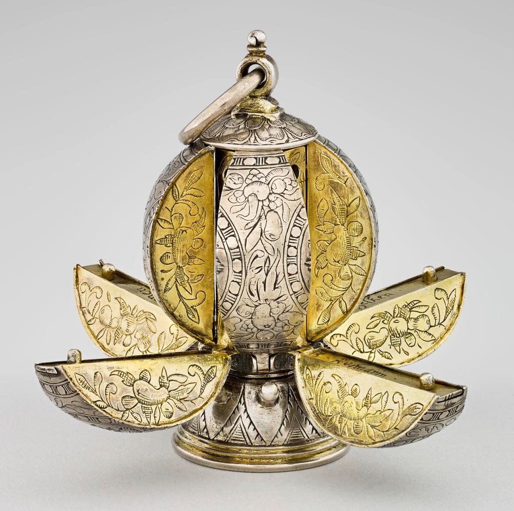 Pomme de senteur, Allemagne, vers 1600. Argent doré, 6 x 3,3 cm. Écouen, musée national de la Renaissance – château d’Écouen. 