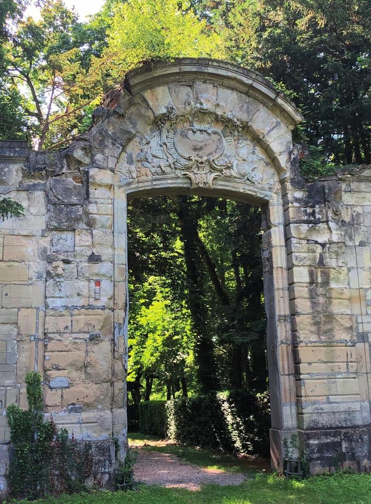 Le portail XVIIIᵉ de l’hôtel de la comtesse de Verrue.
