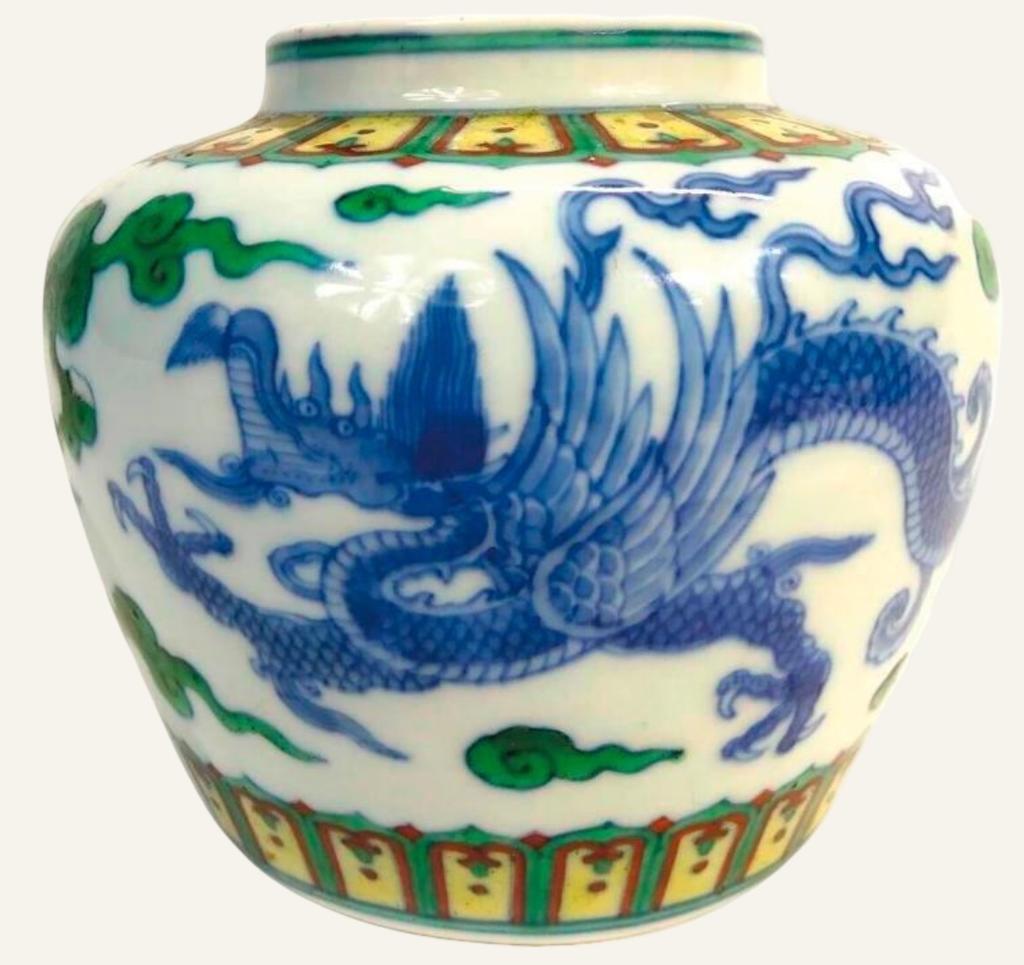 Chine, époque Yongzheng (1723-1735). Pot en porcelaine émaillée doucai à décor polychrome de dragon dans les nuées, marquée « Da qing yong zheng nian zhi », H. 9,8 cm. Vente Paris Drouot, Orne Enchères, 5 juin 2025. Expert : cabinet Perazzone-Brun. Estimé : 30 000/50 000 €. Adjugé : 403 000 € (frais inclus).