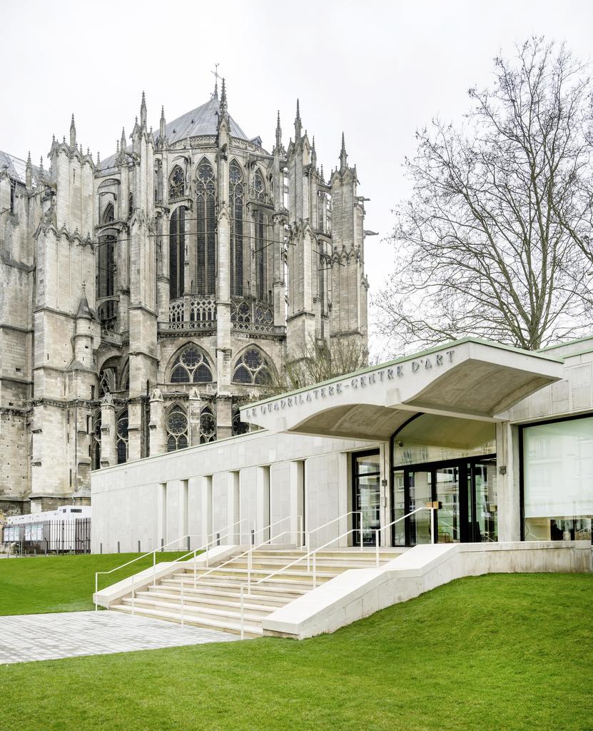 Le Quadrilatère au pied de la cathédrale. 
