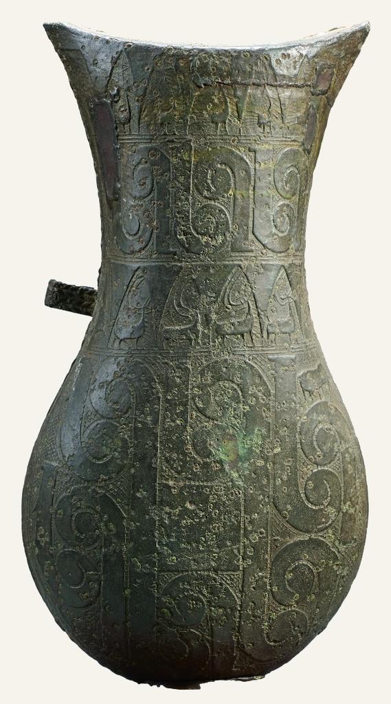 Récipient rituel (?), époque protohistorique, 400 avant notre ère – 200 de notre ère, Cambodge, municipalité de Phnom Penh, arrondissement de Meanchey, Chak Angre. Bronze à fort étain. Phnom Penh, Musée national du Cambodge. 