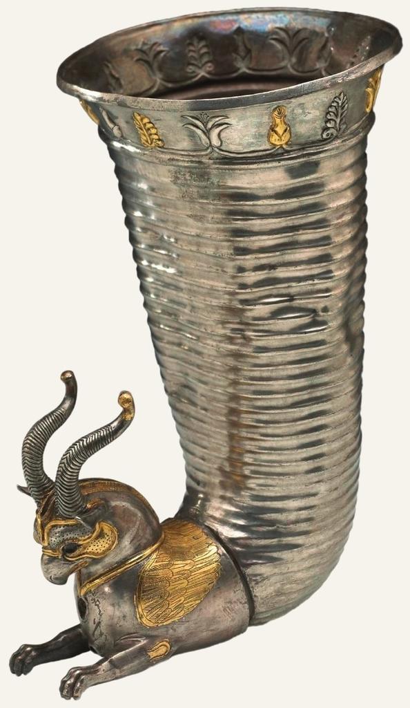Rhyton en argent doré au protomé de griffon ailé, Vᵉ-VIᵉ siècles avant notre ère, période achéménide. Peut-être découvert à Altıntepe, dans l’est de la Turquie actuelle. H. 23 cm. 