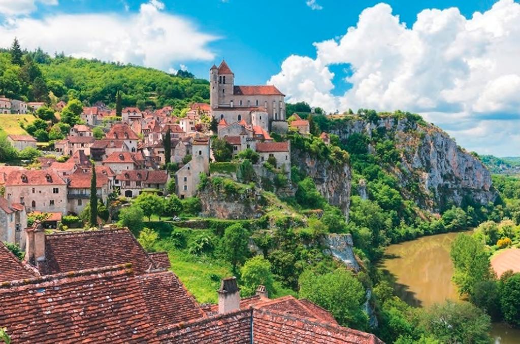 Le village de Saint-Cirq-Lapopie dans le Lot où vécut André Breton.