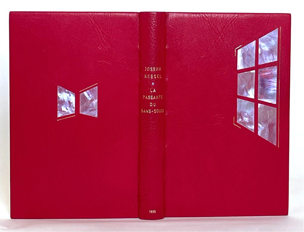 Joseph Kessel, La Passante du Sans-Souci, Gallimard, 1936, E.O. H.C. n° f. Reliure de Laurence Larrieu : plein cuir en oasis rouge, décor de nacre blanche, rehaussé de filets dorés. Doreur Stéphane Gangloff.