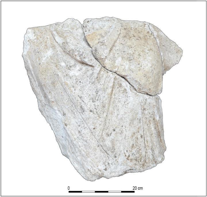 Le buste du cavalier est l’un des vingt-sept fragments de la statue équestre retrouvés dans une fosse, à proximité des vestiges de la porte médiévale. 