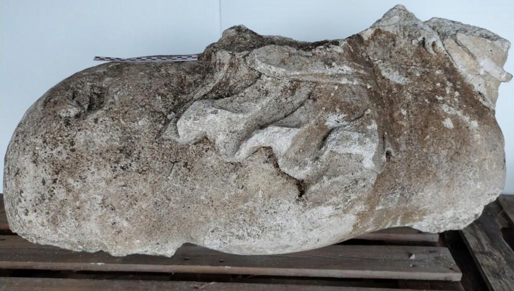 Le principal fragment retrouvé, le corps du cheval, mesure plus d’1,10 m de long et de haut, et pèse plus de 500 kg : les dimensions de la statue équestre entière étaient donc conséquentes. 