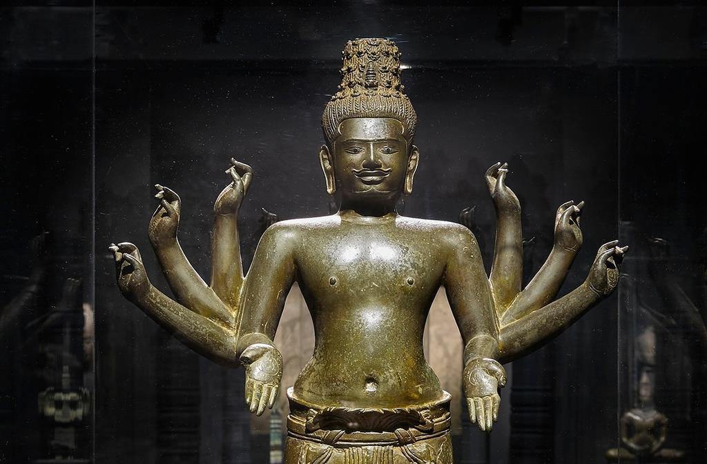 Art khmer, époque angkorienne, 1ʳᵉ moitié du Xᵉ siècle, Vat Ampil Teuk, province de Kompong Chhnang. Bronze, H. 75,5 cm. Phnom Penh, Musée national du Cambodge.