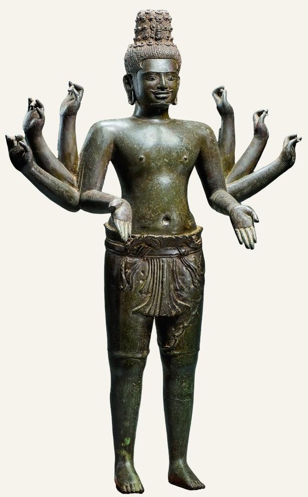 Art khmer, époque angkorienne, 1re moitié du Xᵉ siècle, Vat Ampil Teuk, province de Kompong Chhnang. Bronze, H. 75,5 cm. Phnom Penh, Musée national du Cambodge. 
