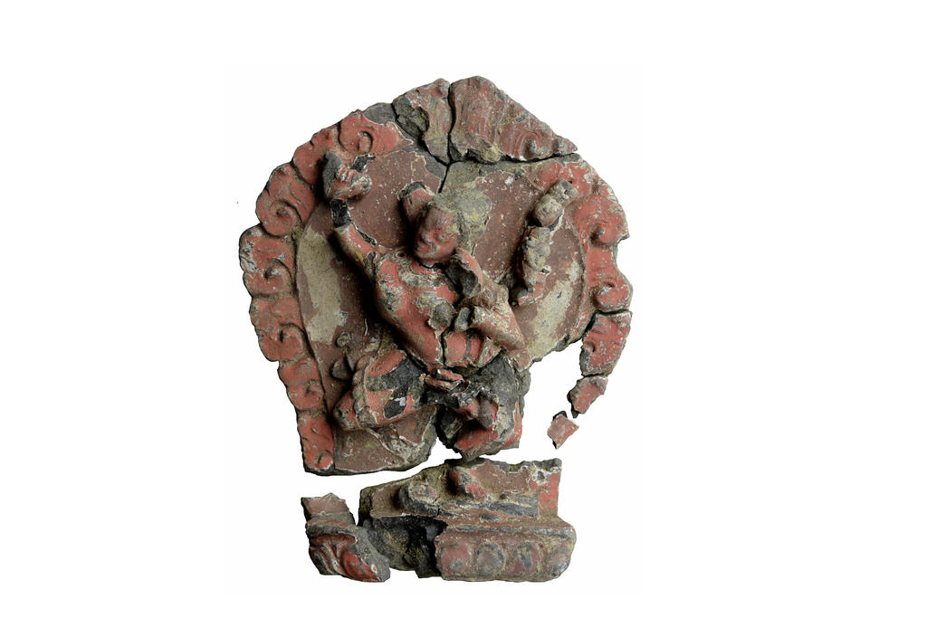 Statuette en argile peinte de la déesse Vajravarahi. Découverte dans une cavité du Stupa aux Multiples Portes Auspicieuses. XIXe siècle. 14 x 11 x 3,5 cm.