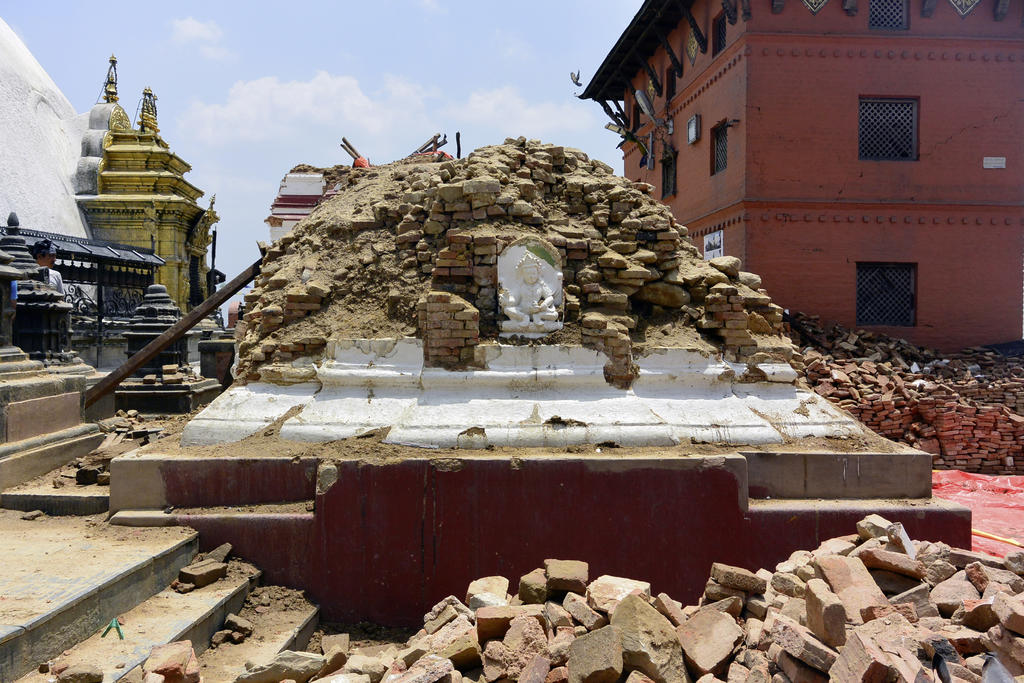 Le Stupa aux Multiples Portes Auspicieuses, à Svayambhu, Katmandou, après le séisme.