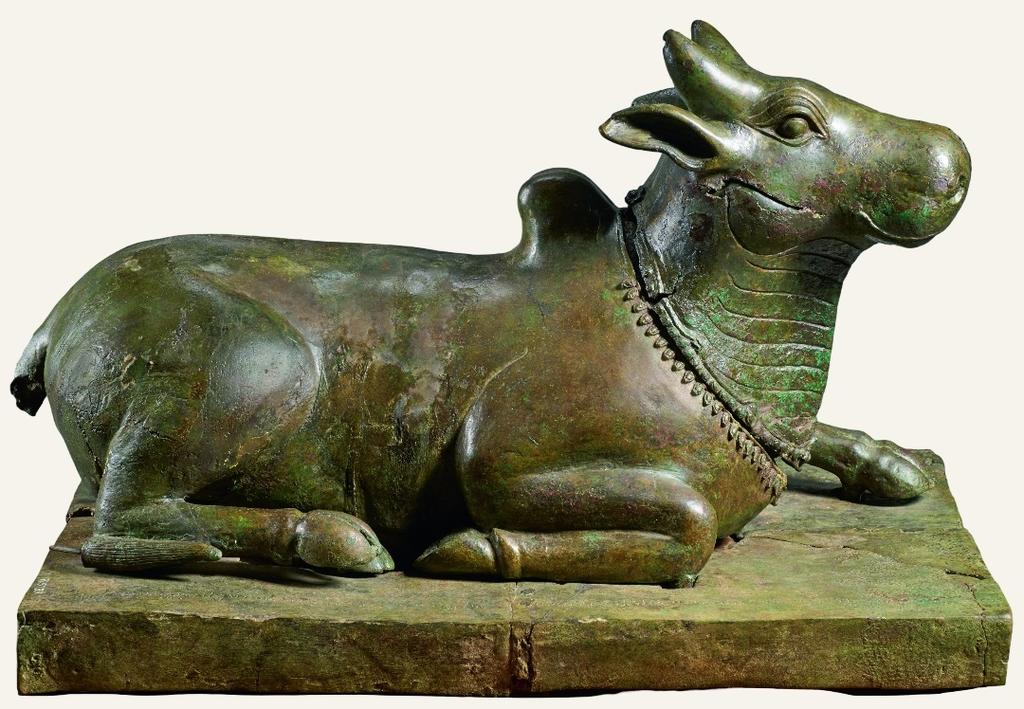 Taureau Nandin, monture de Shiva. Art khmer, période angkorienne, trois premiers quarts du XIIᵉ siècle. Ouest d’Angkor Vat, province de Siem Reap, Cambodge. Bronze, H. 31 cm. Phnom Penh, Musée national du Cambodge.