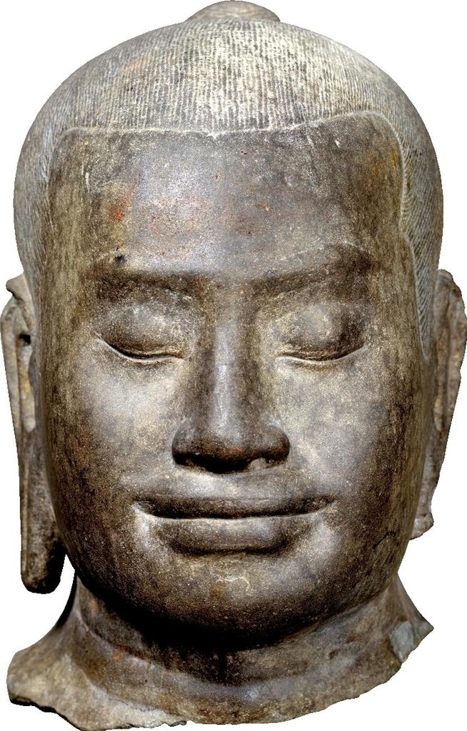 Tête du roi Jayavarman VII, fin du XIIᵉ-début du XIIIᵉ siècle. Grès, 42 x 25 x 31 cm. Paris, musée national des arts asiatiques - Guimet (P430).