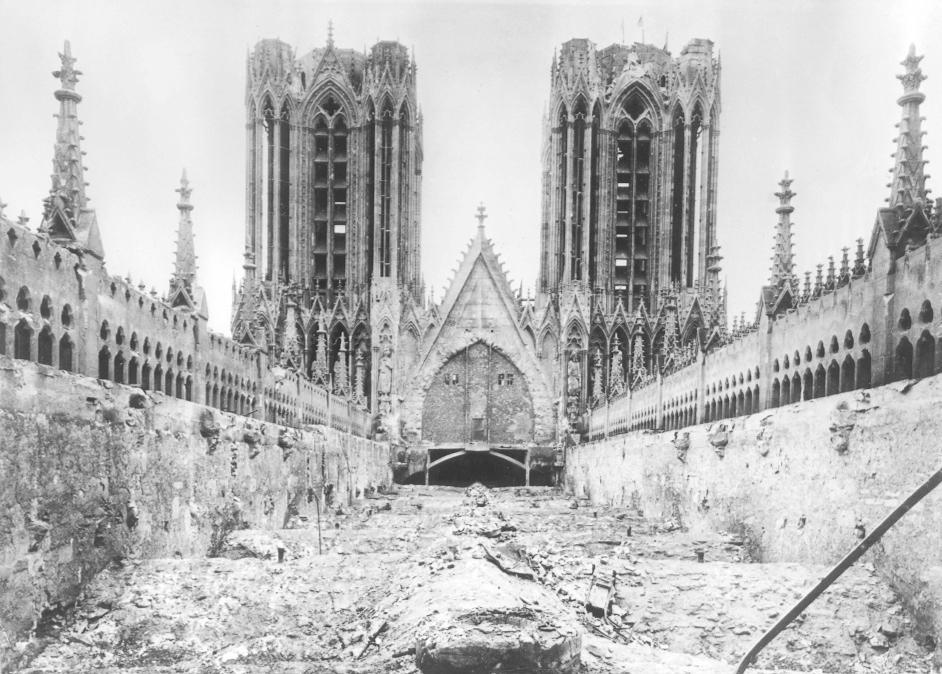 Le toit de la cathédrale de Reims après les bombardements allemands de 1914.