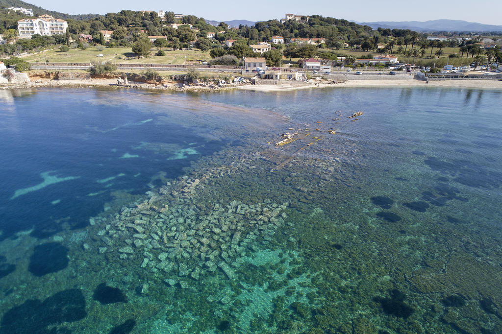 Vestiges immergés d’Olbia à Hyères-les-Palmiers. Opération archéologique sous-marine « Olbia de Provence Structures immergées », sous la dir. scientifique de L. Borel CNRS/CCJ et A. Sabastia Inrap/CCJ.
