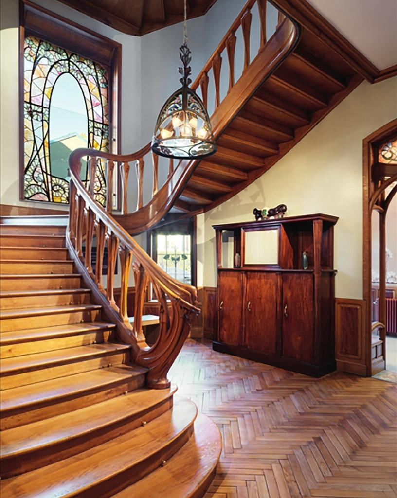 La cage d’escalier. Elle est éclairée d'une vaste verrière de Jacques Gruber sur le motif de la monnaie-du-pape. Le luminaire, œuvre de Majorelle en collaboration avec Daum et Gruber, est proche de celui d'origine.