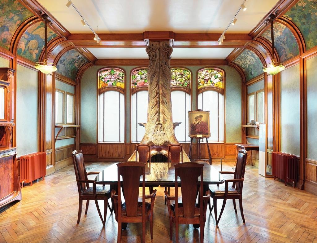 La salle à manger. Elle a retrouvé son mobilier d'origine, « Les blés, modèle riche ». Elle est ornée de vitraux de Gruber et de peintures champêtres de Francis Jourdain.