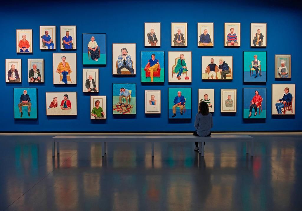 Vue de la galerie 4 l’exposition, salle « Portraits et fleurs (2000-2025) ». 