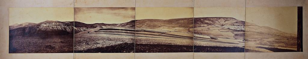 Vue panoramique du plateau de Gergovie depuis la colline de la Roche blanche, 1861‑1862, montage de cinq épreuves sur papier albuminé, collées sur carton; au dos du montage, cachet de Bérubet. H. 30 cm ; l. 133 cm. Saint-Germain‑en‑Laye, musée d’Archéologie nationale, centre des archives, fonds topographique, Puy‑de‑Dôme. 