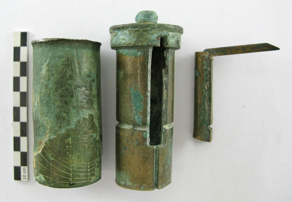 Cadran solaire portatif de Domjulien démonté dans le cadre de sa restauration. Collection du Musée départemental d’art ancien et contemporain, Épinal (L.IV.D.5).