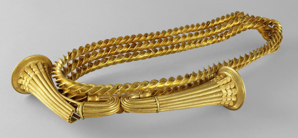 Ceinture/torque de Guînes (Pas-de-Calais), Bronze final, vers 1000 avant notre ère. Musée d’Archéologienationale - Domaine national du château de Saint-Germain-en-Laye. 