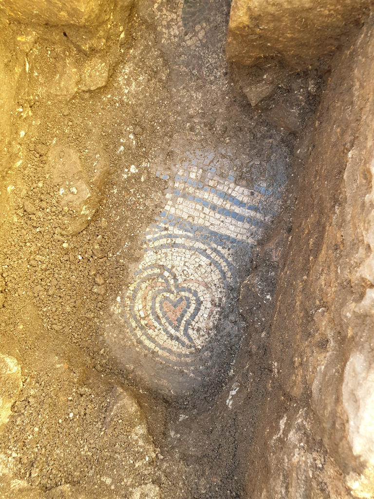 Apparition d’une mosaïque antique dans le cloître du monastère bénédictin.